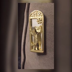Adorable Gold tone Cat in the Mirror Brooch